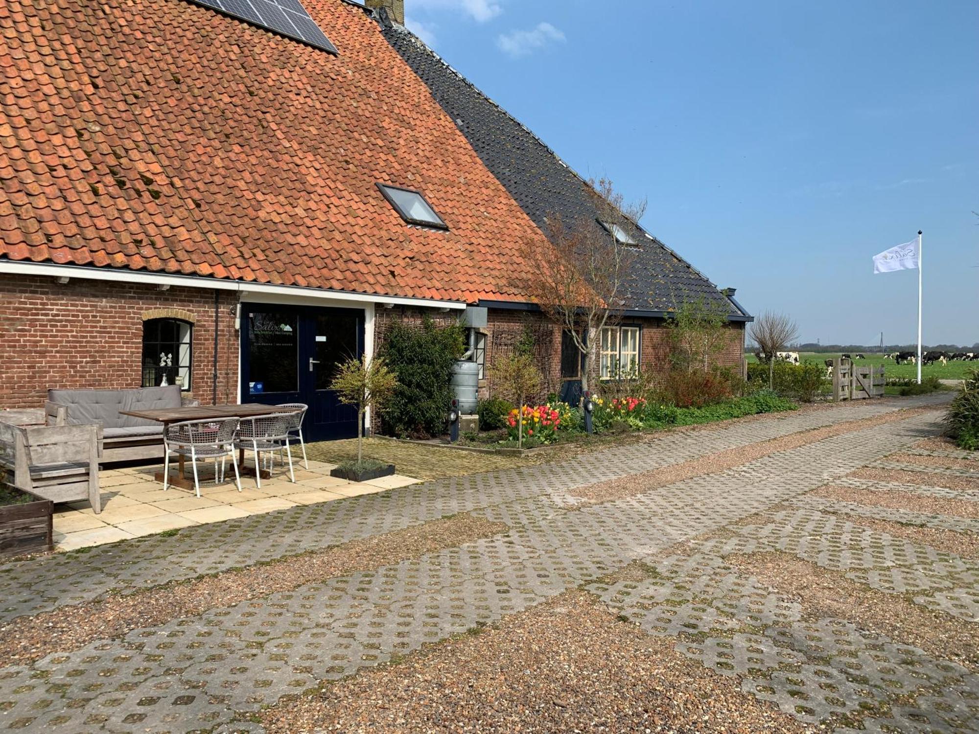 Logeerboerderij De Salix Villa Hitzum Exterior photo